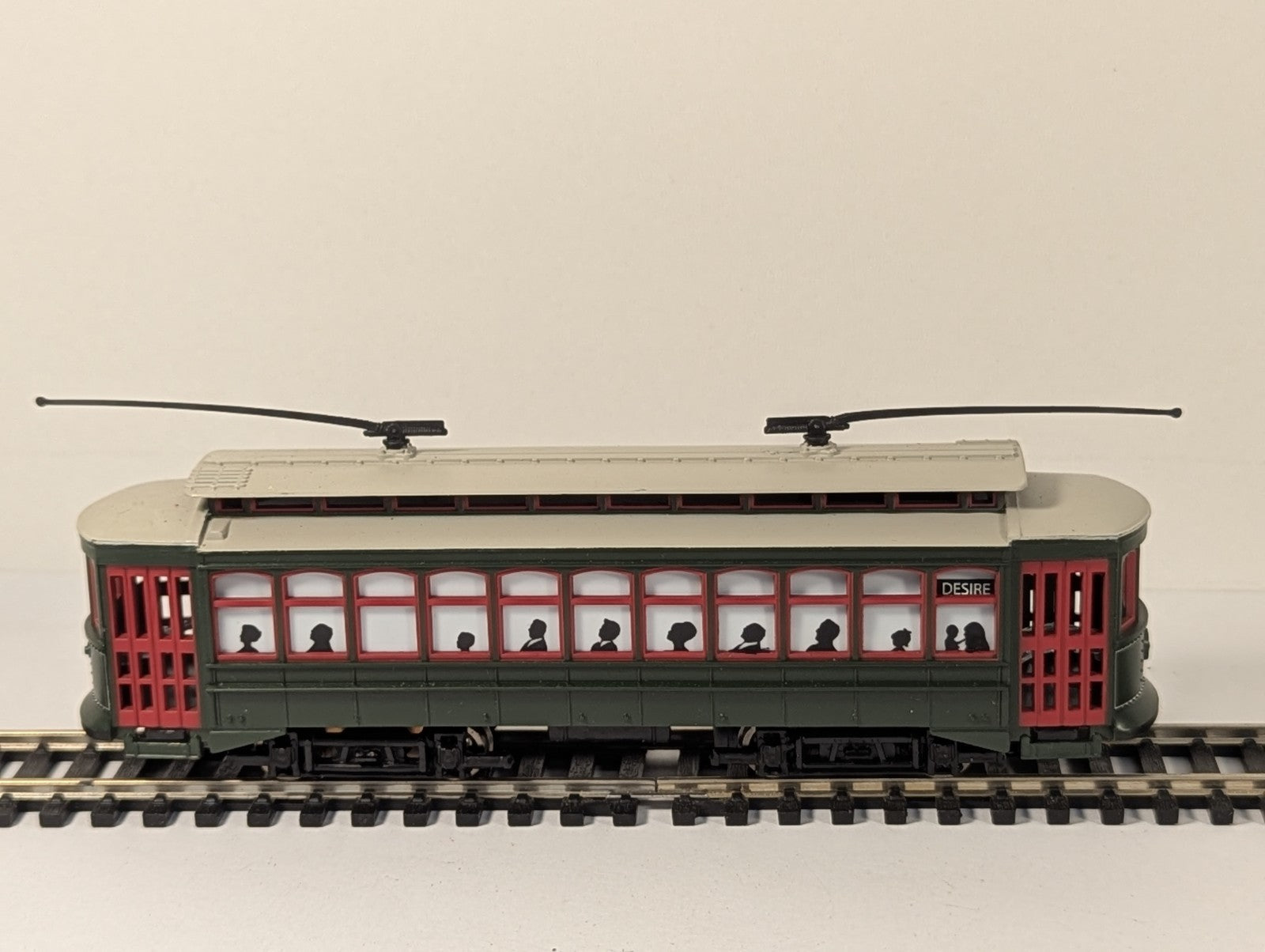 Bachmann K120105 OO Gauge New Orleans “Desire” Brill Trolley with Lights