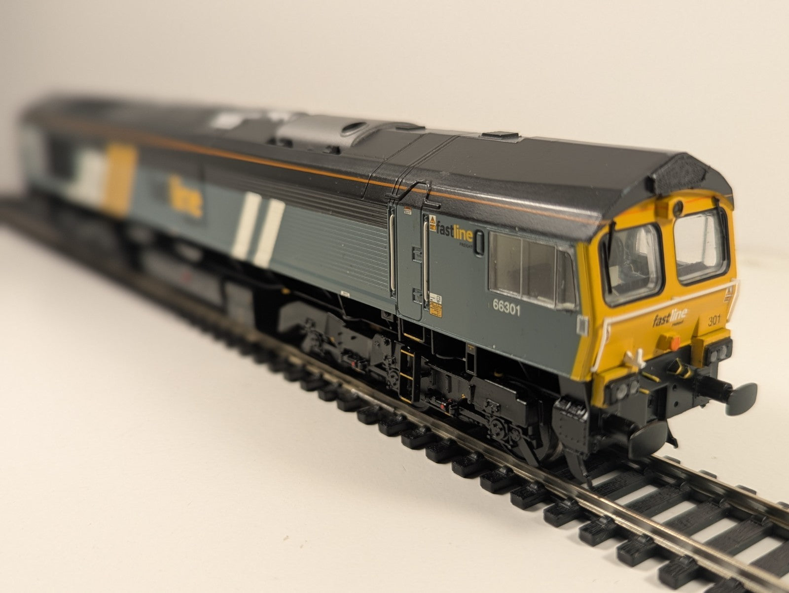 Bachmann Branchline 32-979Y Class 66 66301 Fastline Freight – Rail Express Limit