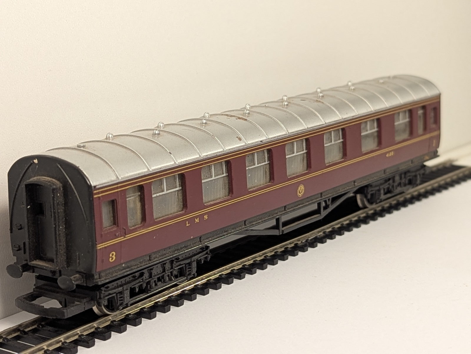 Hornby R474 OO Gauge LMS Stanier Composite Coach RN 4120