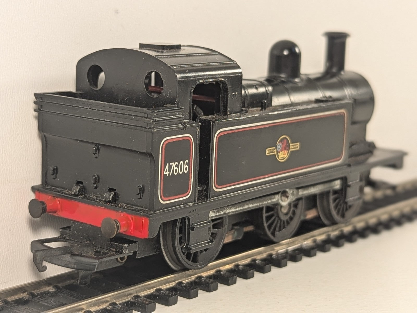 Hornby OO Gauge Class 3F Jinty 0-6-0T Locomotive 47606 BR Black (Early Emblem)