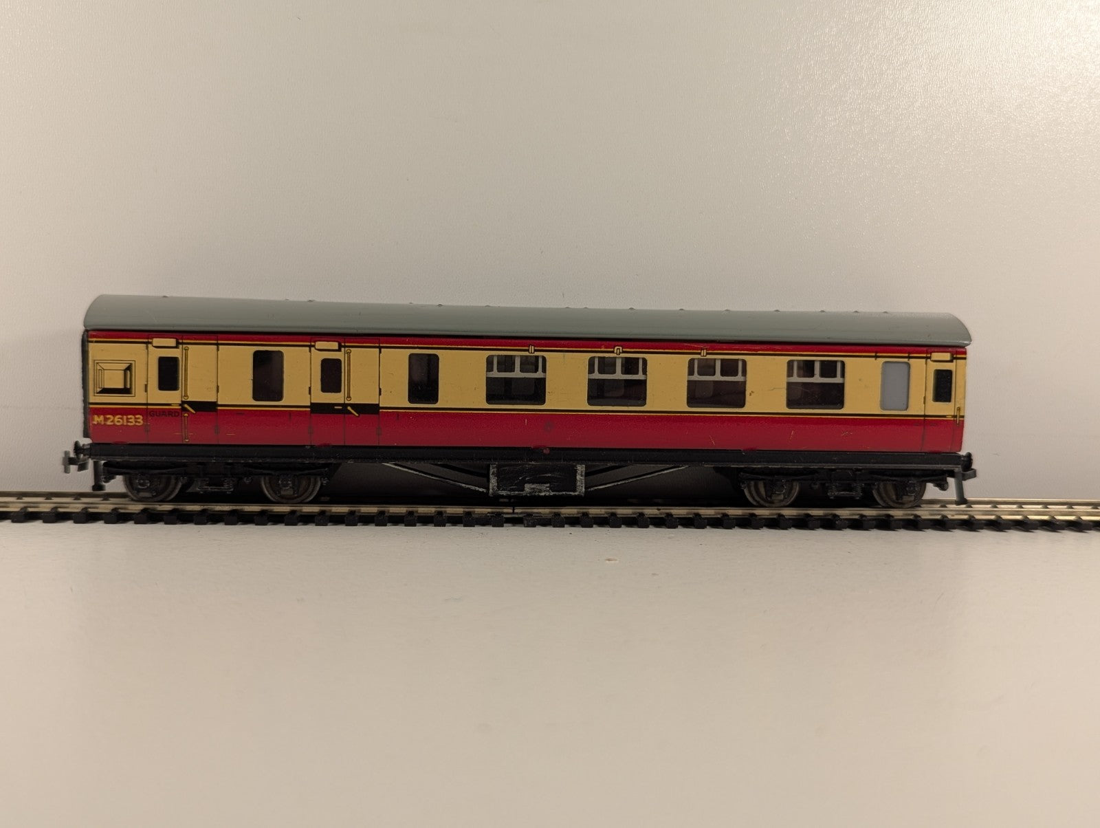 Hornby Dublo OO Gauge LMR Corridor Brake Coach in Crimson & Cream - Wrong Box