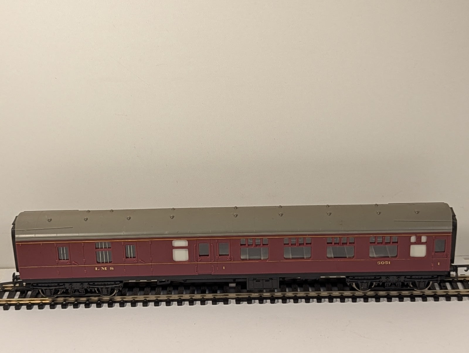 Hornby R936 OO Gauge LMS Maroon Corridor Brake Coach