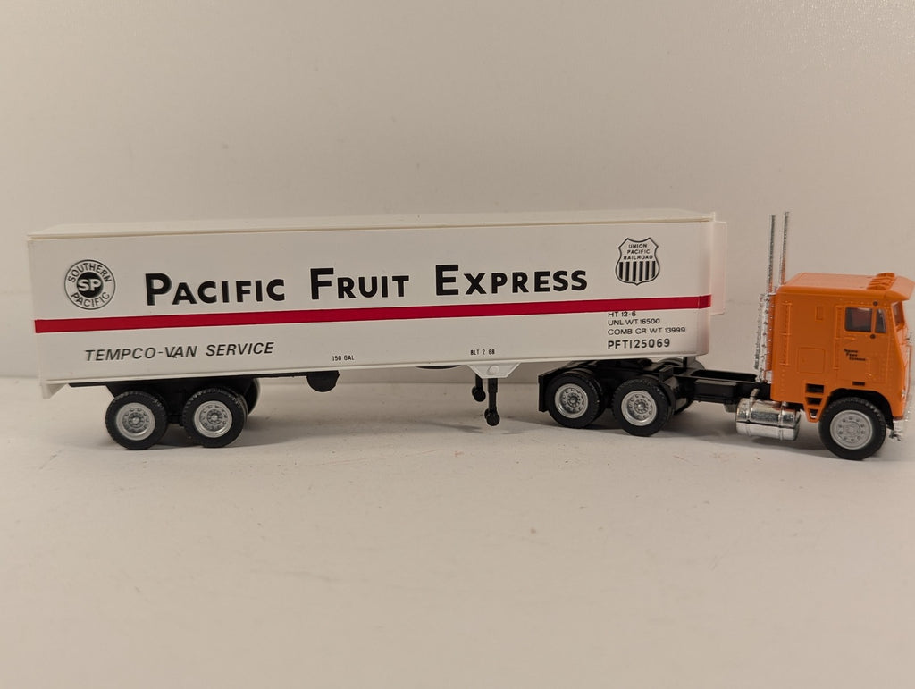 Con-Cor HO Scale Pacific Fruit Express Tempco-Van Service Tractor & Trailer