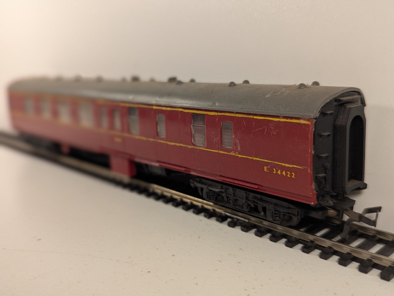 Kitmaster BR Mk1 Corridor Composite Coach OO Gauge - Missing Buffer Heads