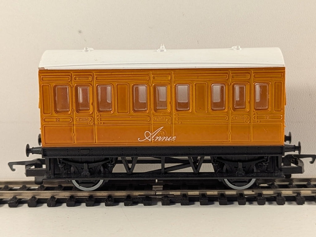 Hornby Thomas & Friends Annie Coach