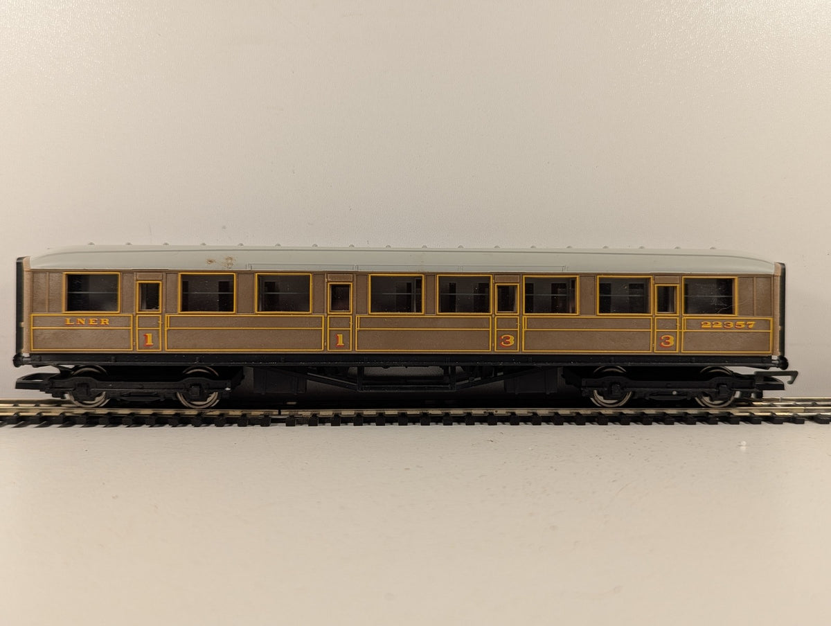 Hornby OO Gauge LNER Composite Coach Passenger Coach 22357 LNER Teak R435
