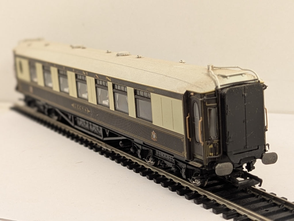 Hornby Pullman Car 'Leona' Passenger Coach Pullman Umber & Cream - Lights Up