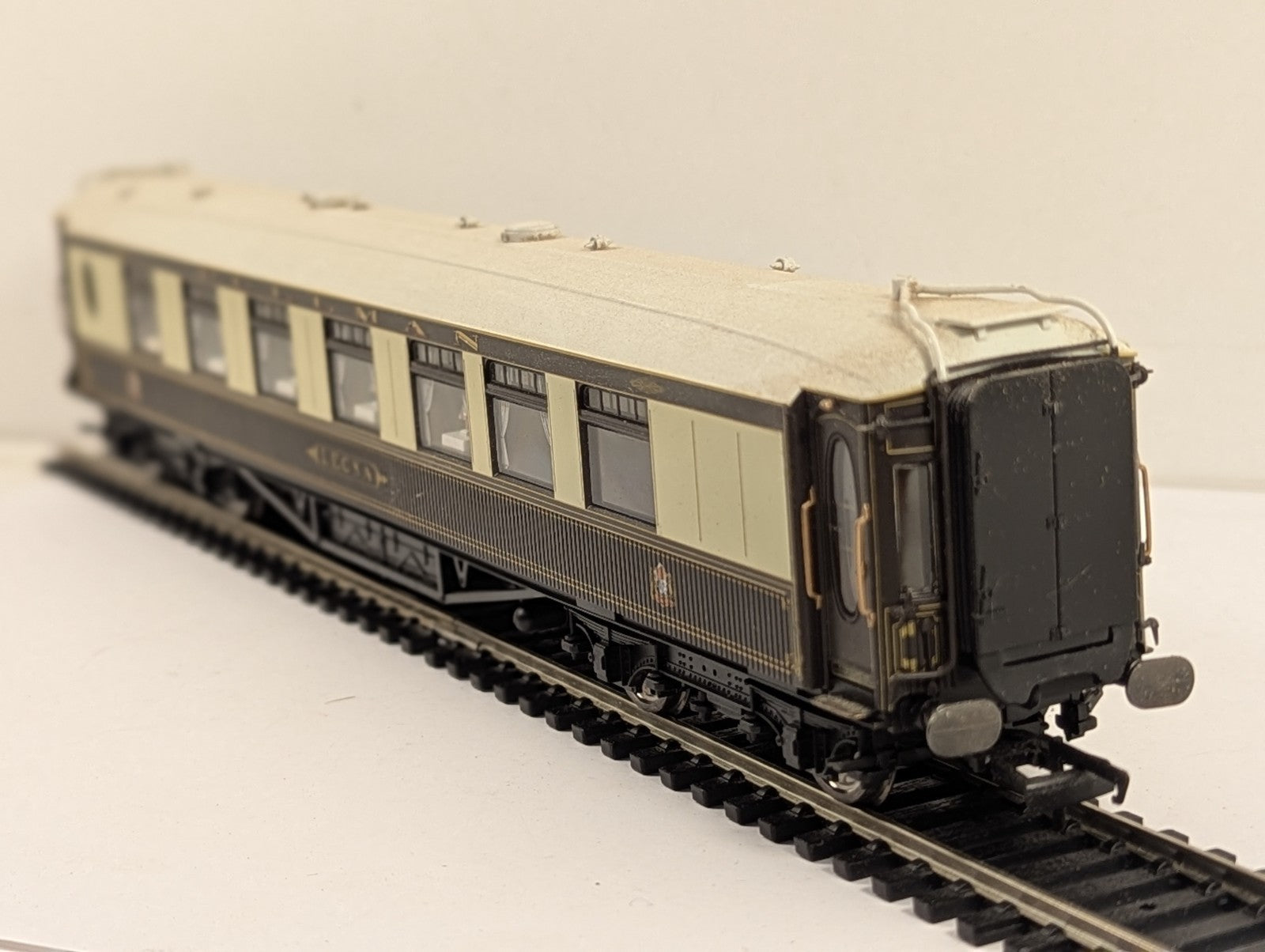 Hornby Pullman Car 'Leona' Passenger Coach Pullman Umber & Cream - Lights Up
