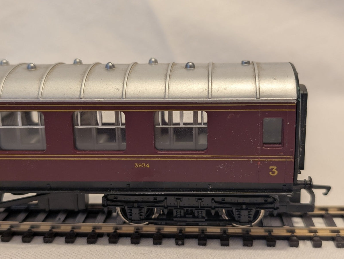 Hornby R433 OO Gauge LMS Stanier Composite Coach No.3934