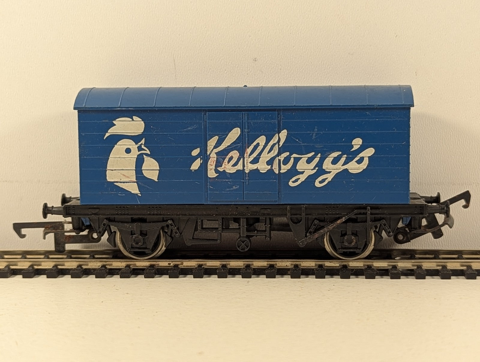 Hornby OO Gauge Kellogg's Closed Van Goods Wagon Kellogg's Blue R237