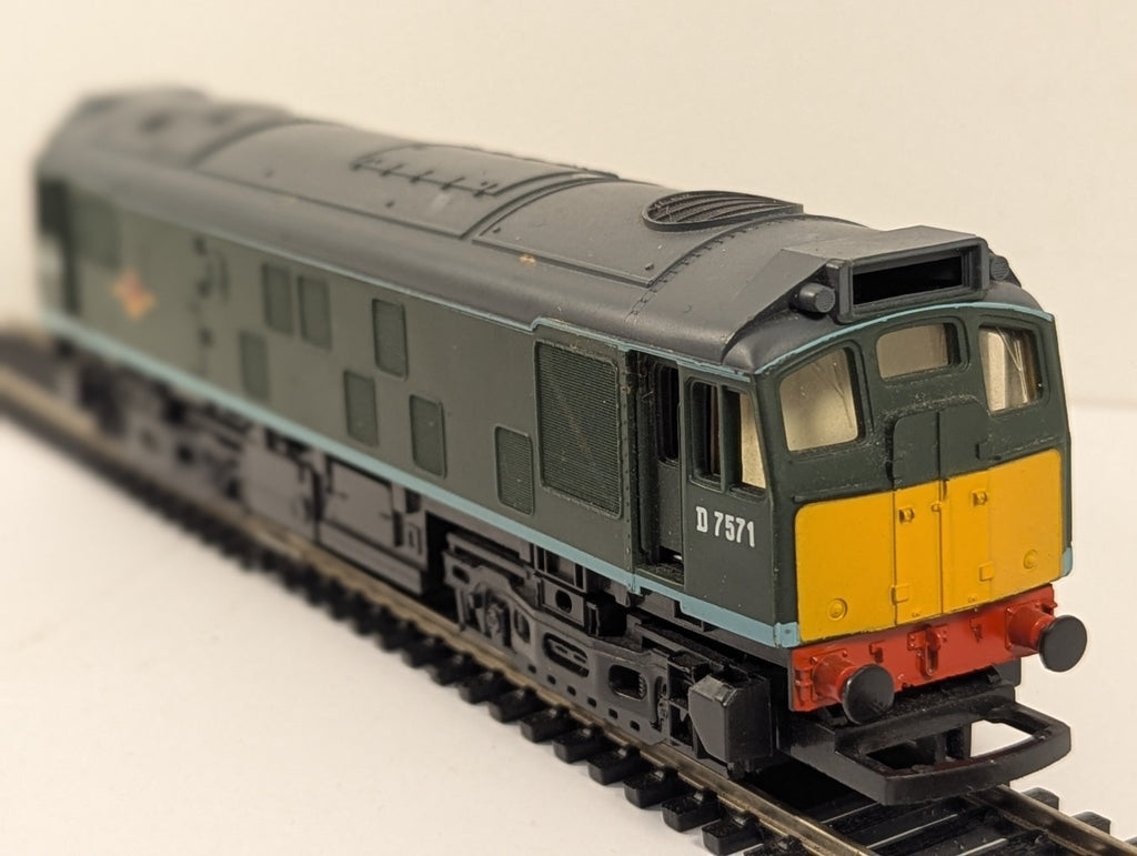 Hornby R327 BR Class 25 D7571 Diesel Locomotive OO Gauge