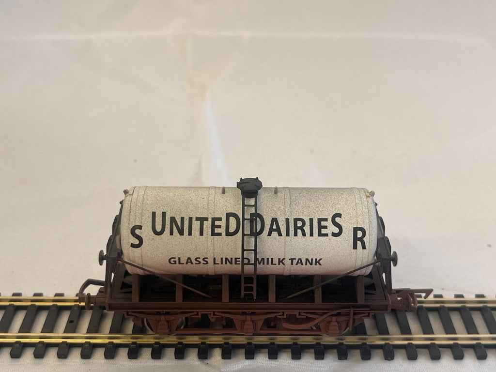 Dapol 4F-031-002 OO Gauge United Dairies Milk Tanker Weathered