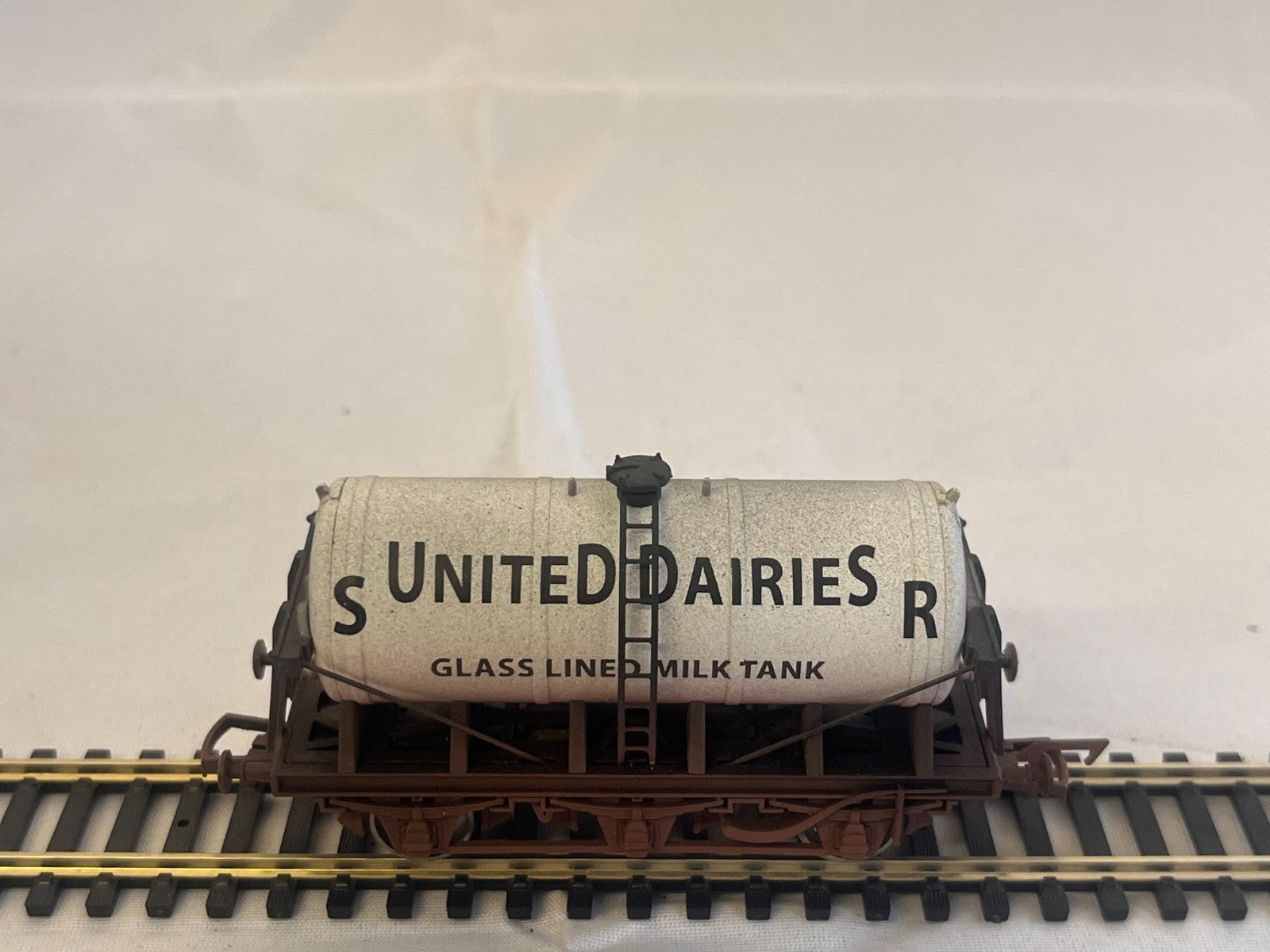 Dapol 4F-031-002 OO Gauge United Dairies Milk Tanker Weathered