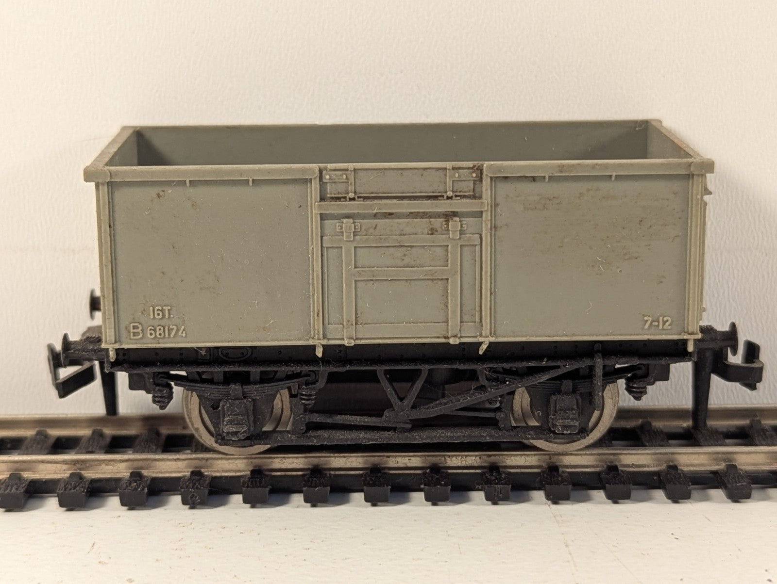 Trix 5001 BR 16 Ton Mineral Wagon Grey OO Gauge