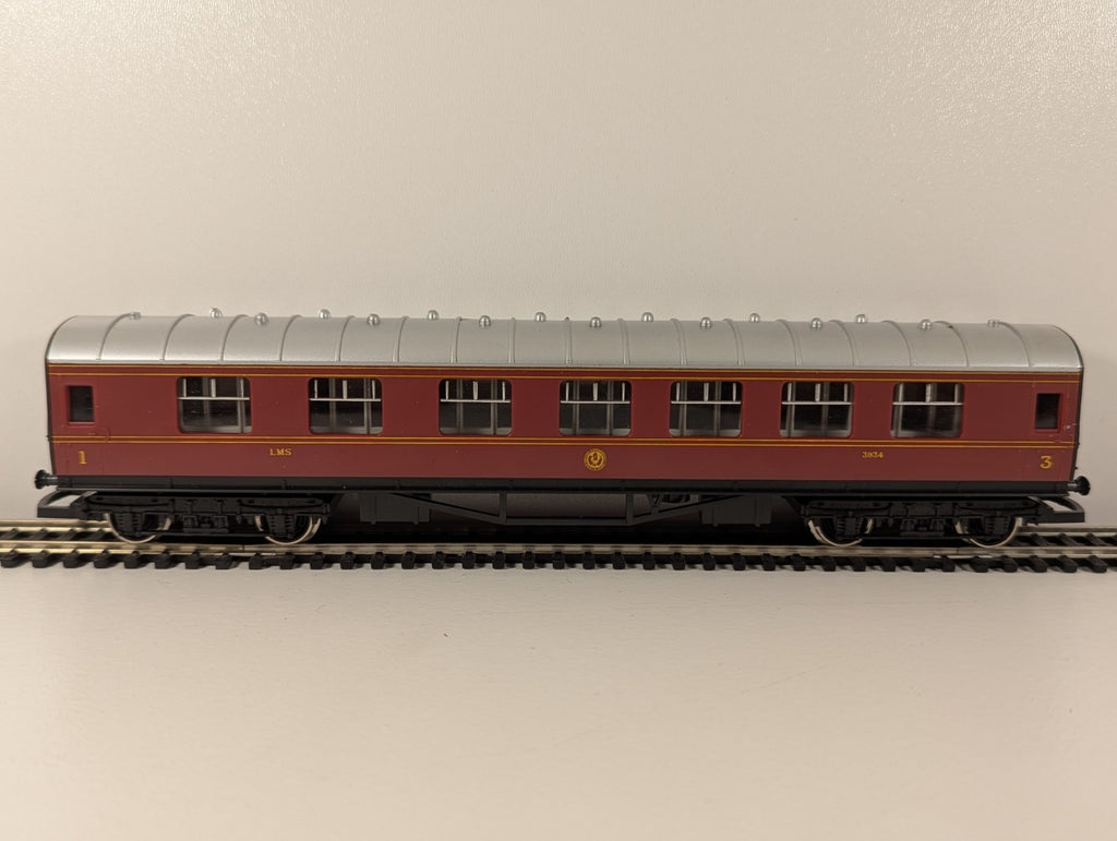 Hornby R433 LMS Stanier Composite Coach 3934