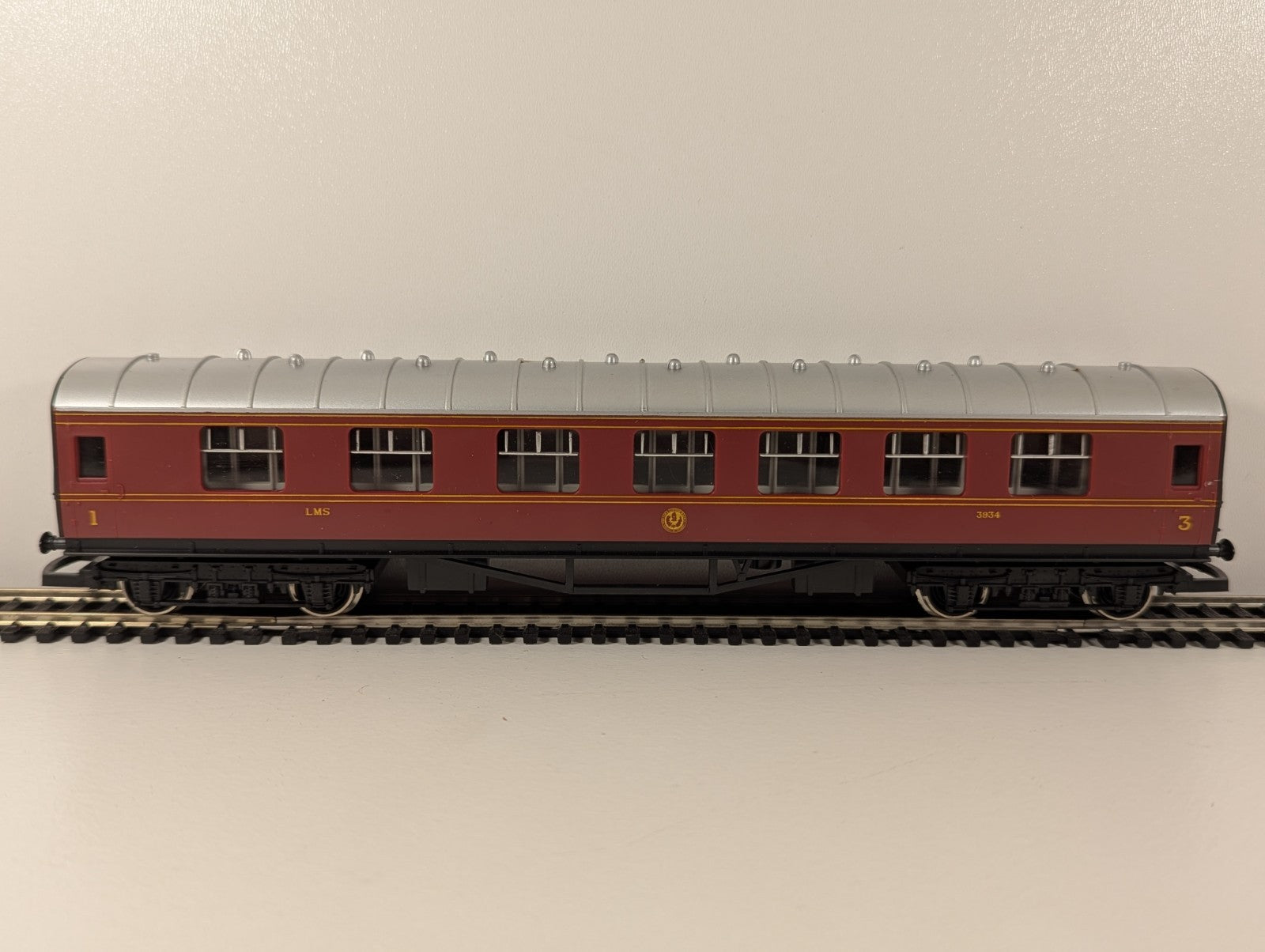 Hornby R433 LMS Stanier Composite Coach 3934
