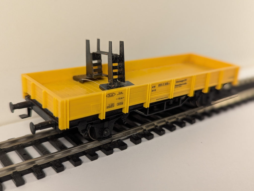 Märklin HO Gauge Low Side Maintenance Wagon – Missing Coupler on one side