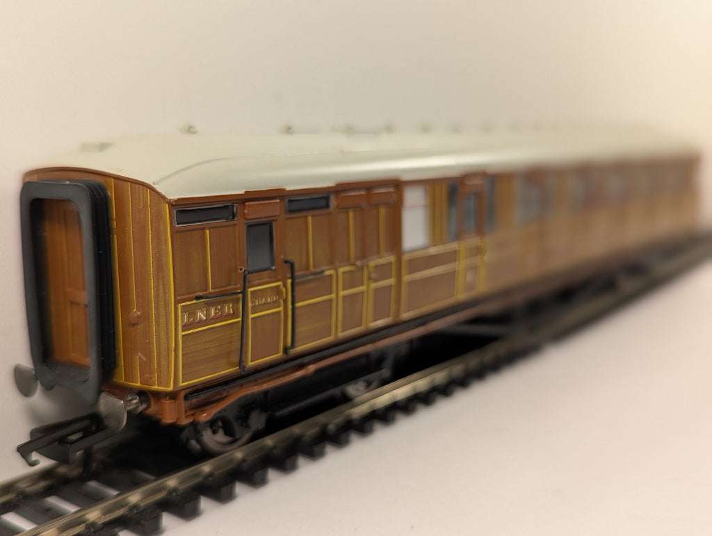 Hornby OO Gauge LNER 61ft 6in Corridor Brake Coach Passenger Coach 32558
