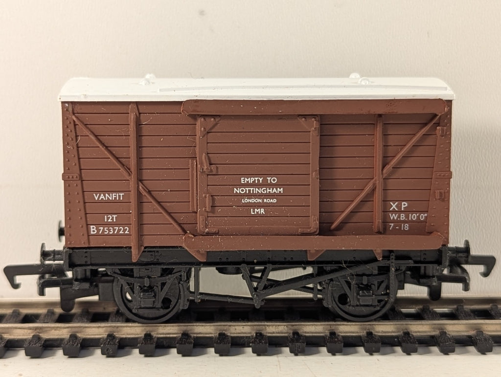 Mainline Railways BR Brown Ventilated Van OO Gauge
