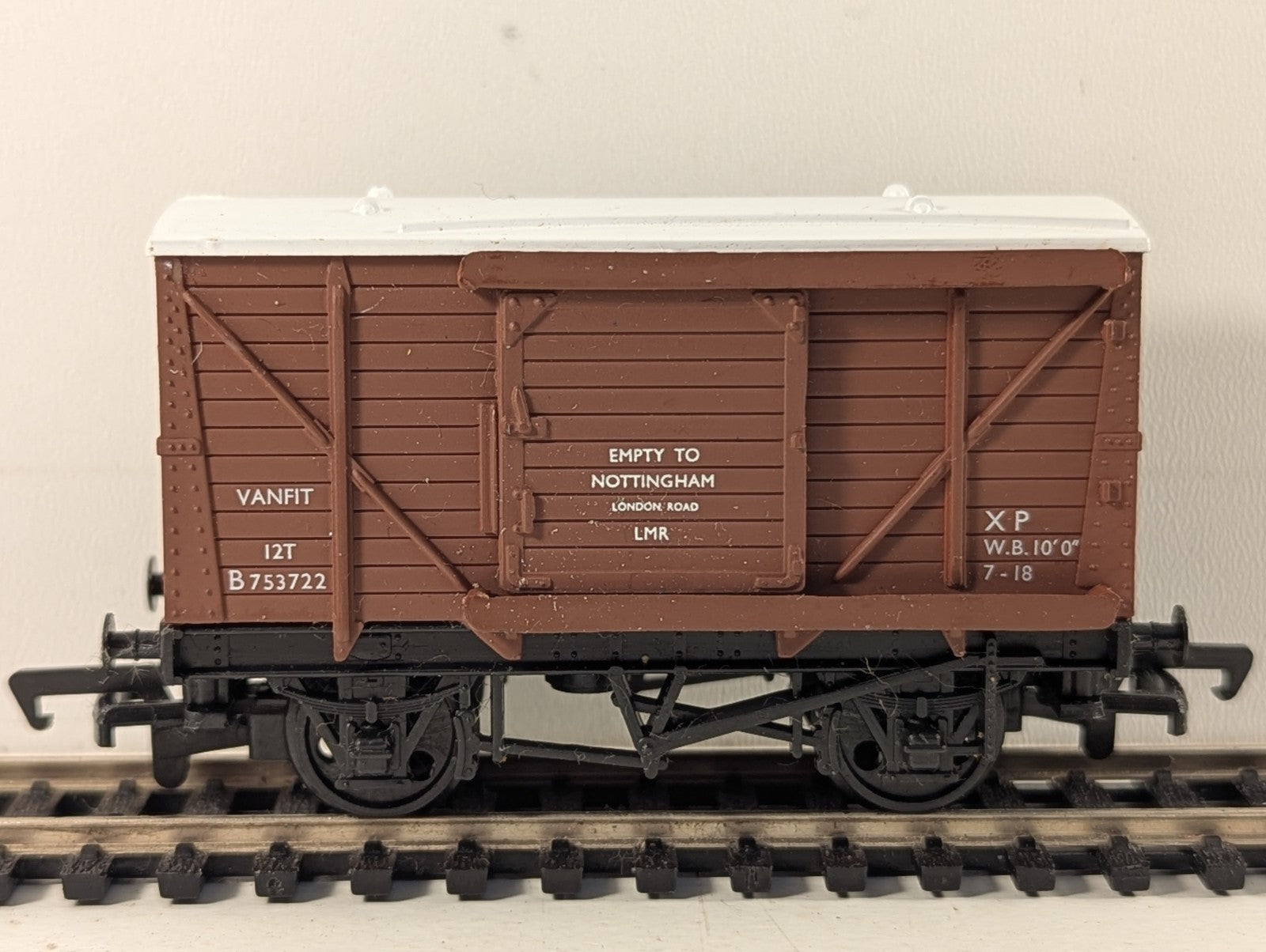 Mainline Railways BR Brown Ventilated Van OO Gauge