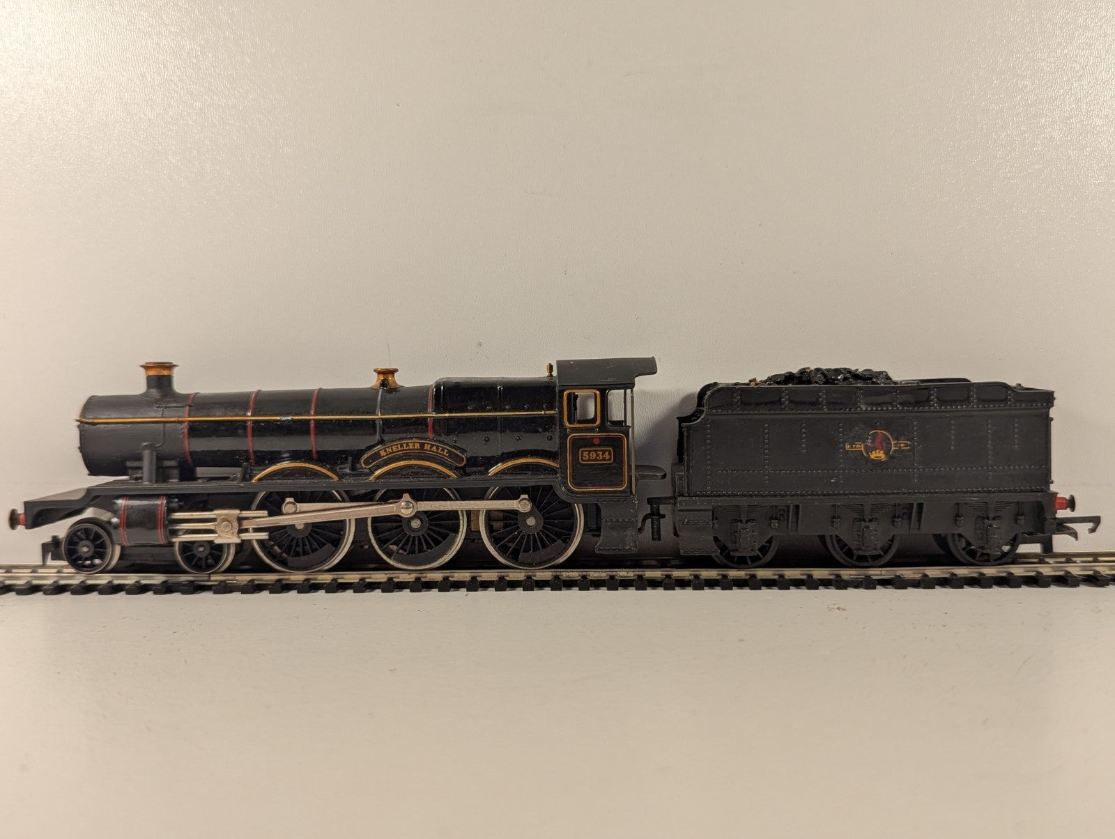 Hornby OO Gauge GWR Class 4900 'Hall' Class 4-6-0 'Kneller Hall'