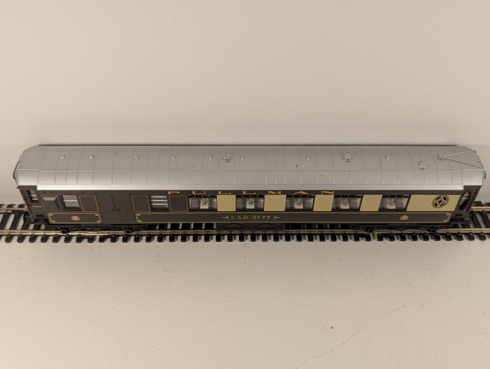 Hornby OO Gauge Pullman Parlour Car No.77