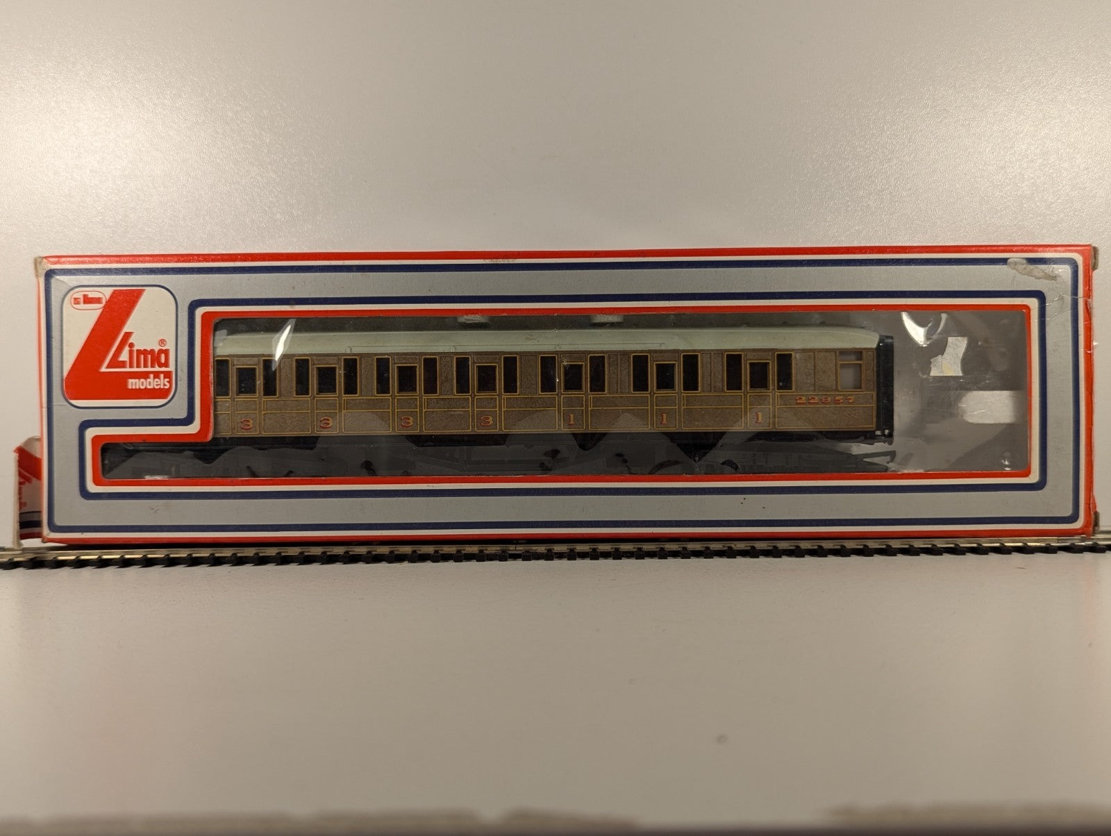 Hornby LNER Composite Coach Passenger Coach 22357 LNER Teak