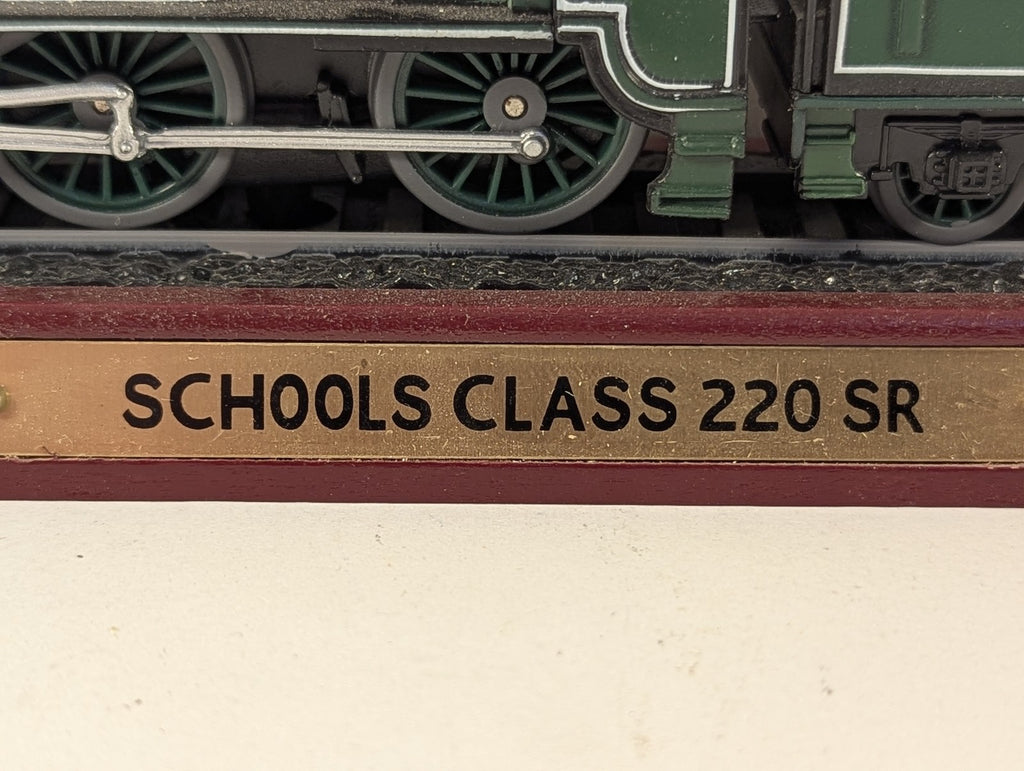 Atlas Editions 1:100 Scale Schools Class 4-4-0 Eton Static Model Locomotive 900