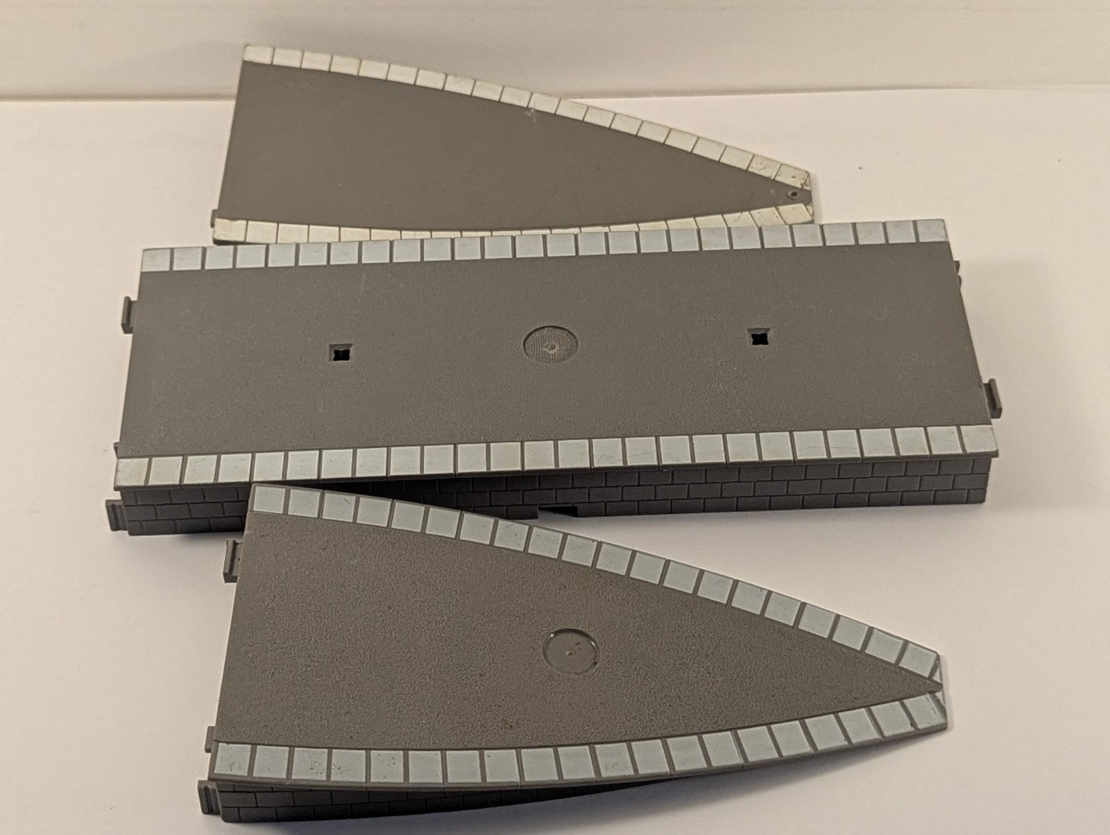 Hornby OO Gauge Grey Plastic Straight Platform and Curved Ramps