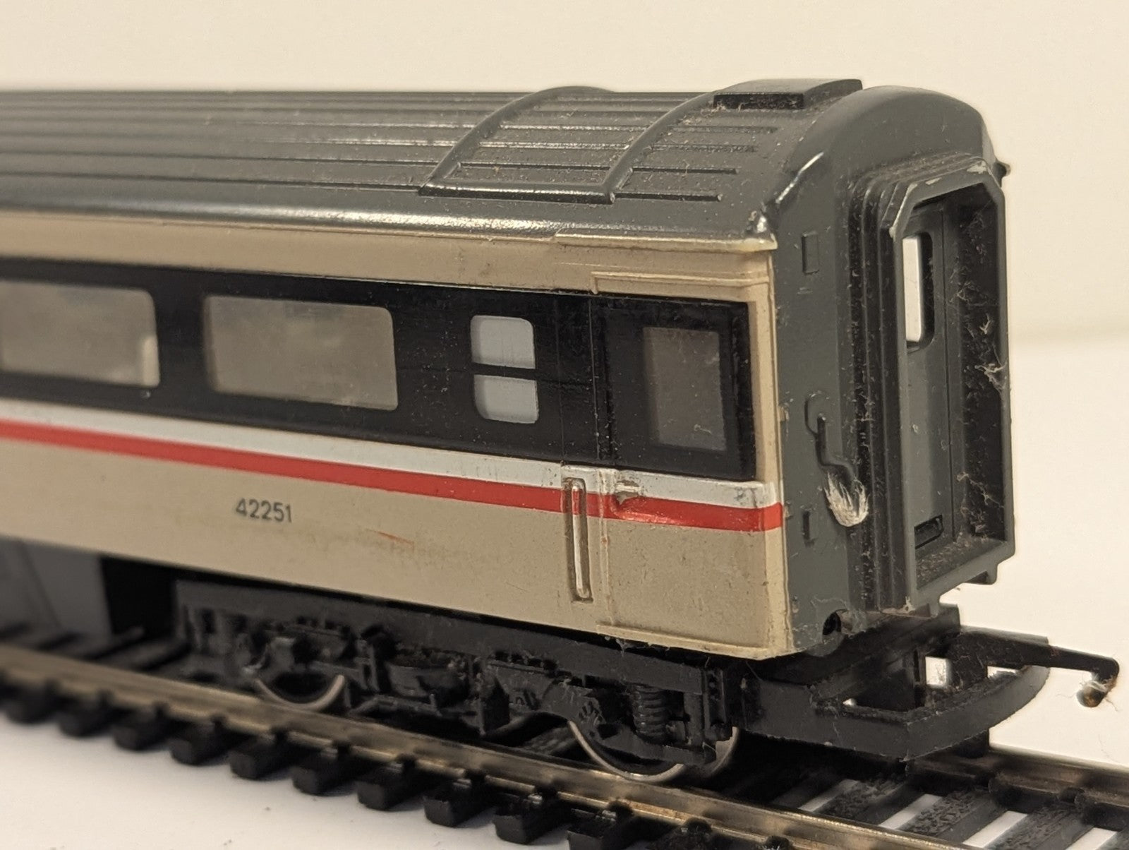 Hornby R439 OO Gauge BR Mk3 Coach TSO 42251 InterCity 125