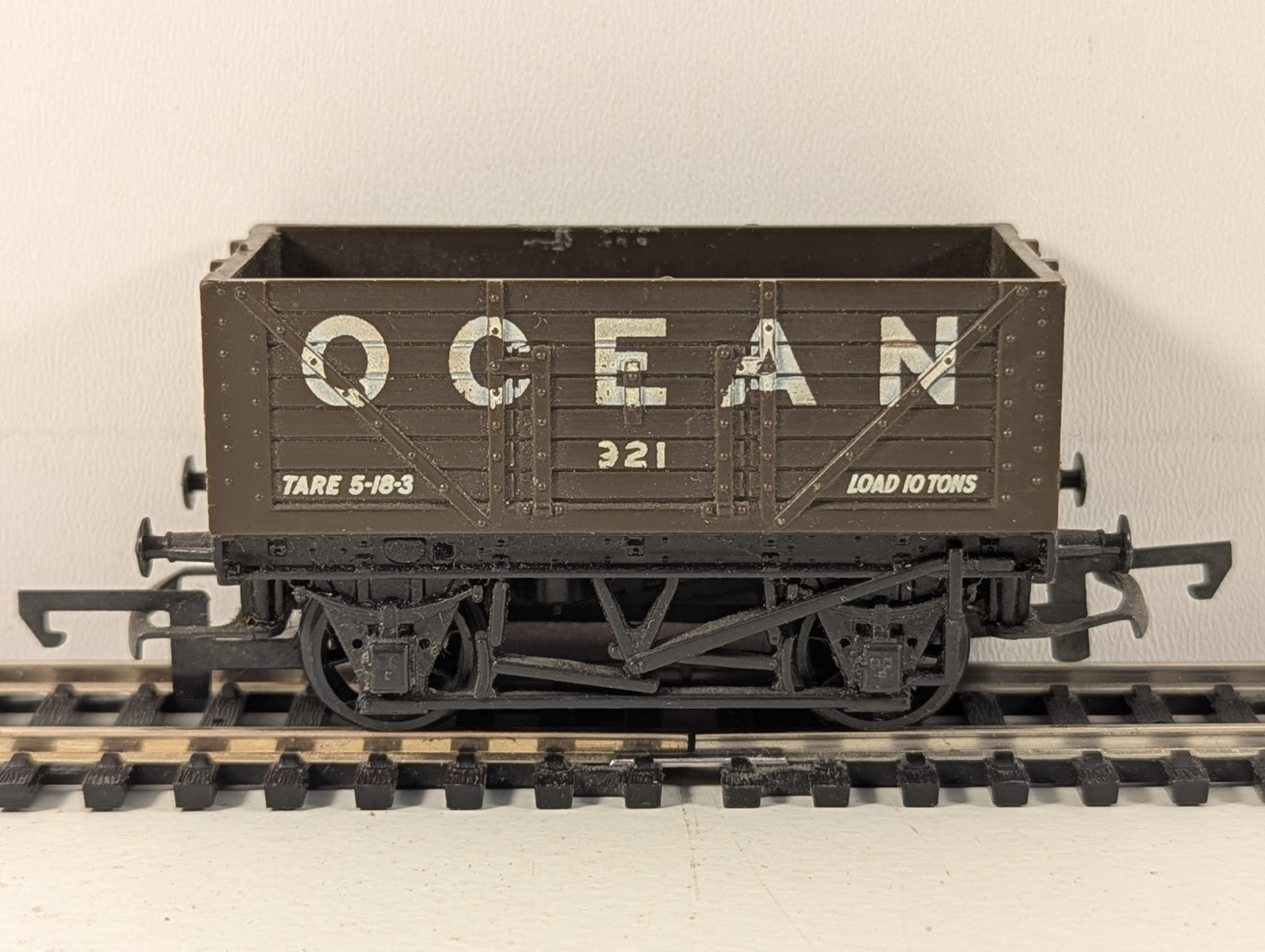 Hornby R204 OO Gauge Ocean 7 Plank Wagon - Wrong Box