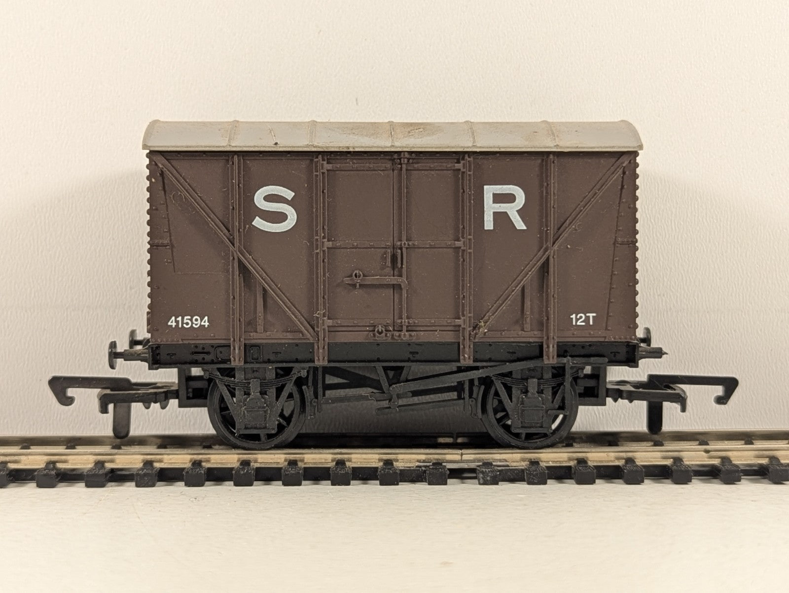 Dapol OO Gauge Southern Railway 12 Ton Van SR - Wrong Box