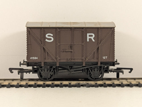 Dapol OO Gauge Southern Railway 12 Ton Van SR - Wrong Box