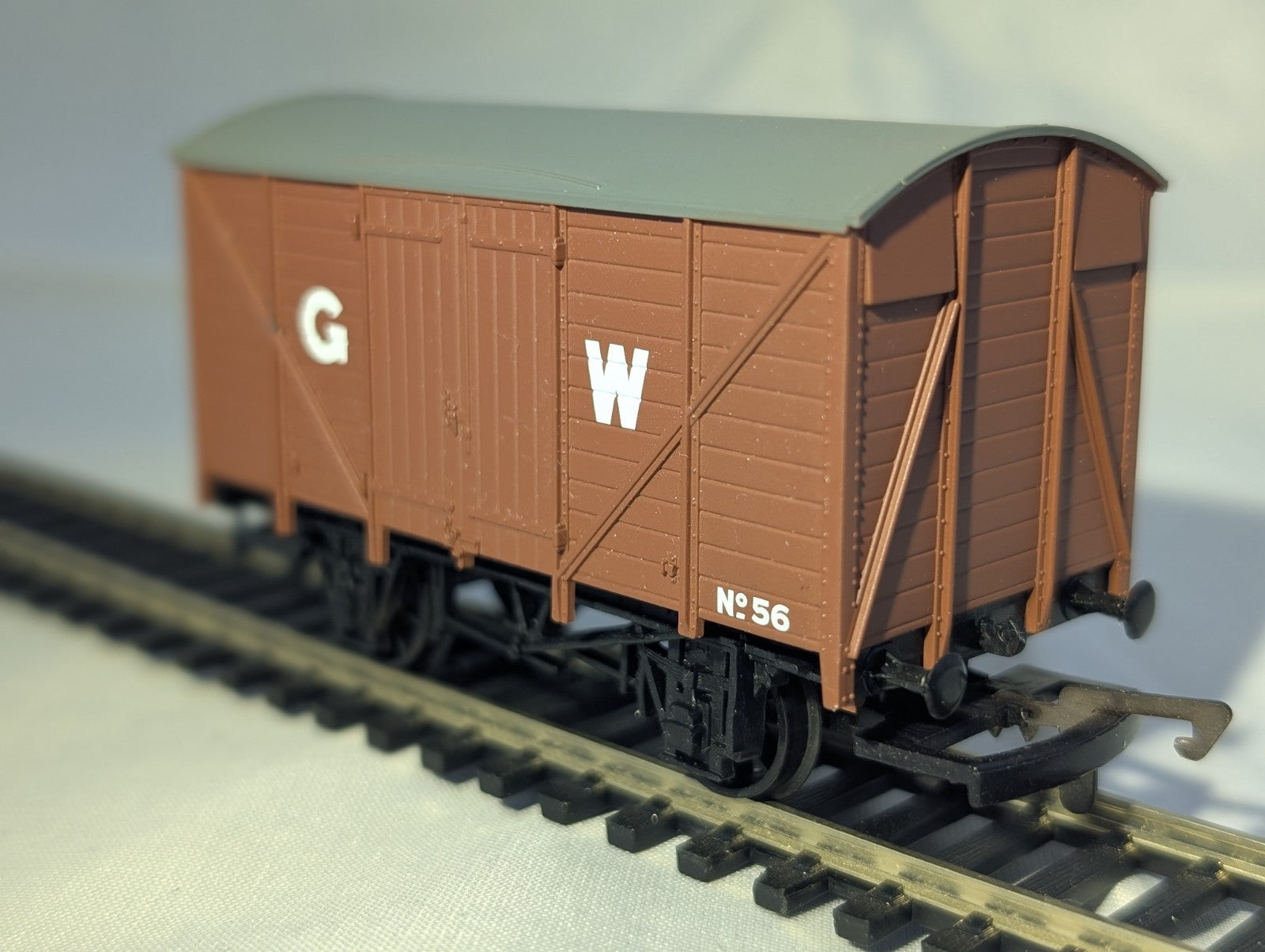 Hornby R1109 GWR 12-Ton Ventilated Van Brown