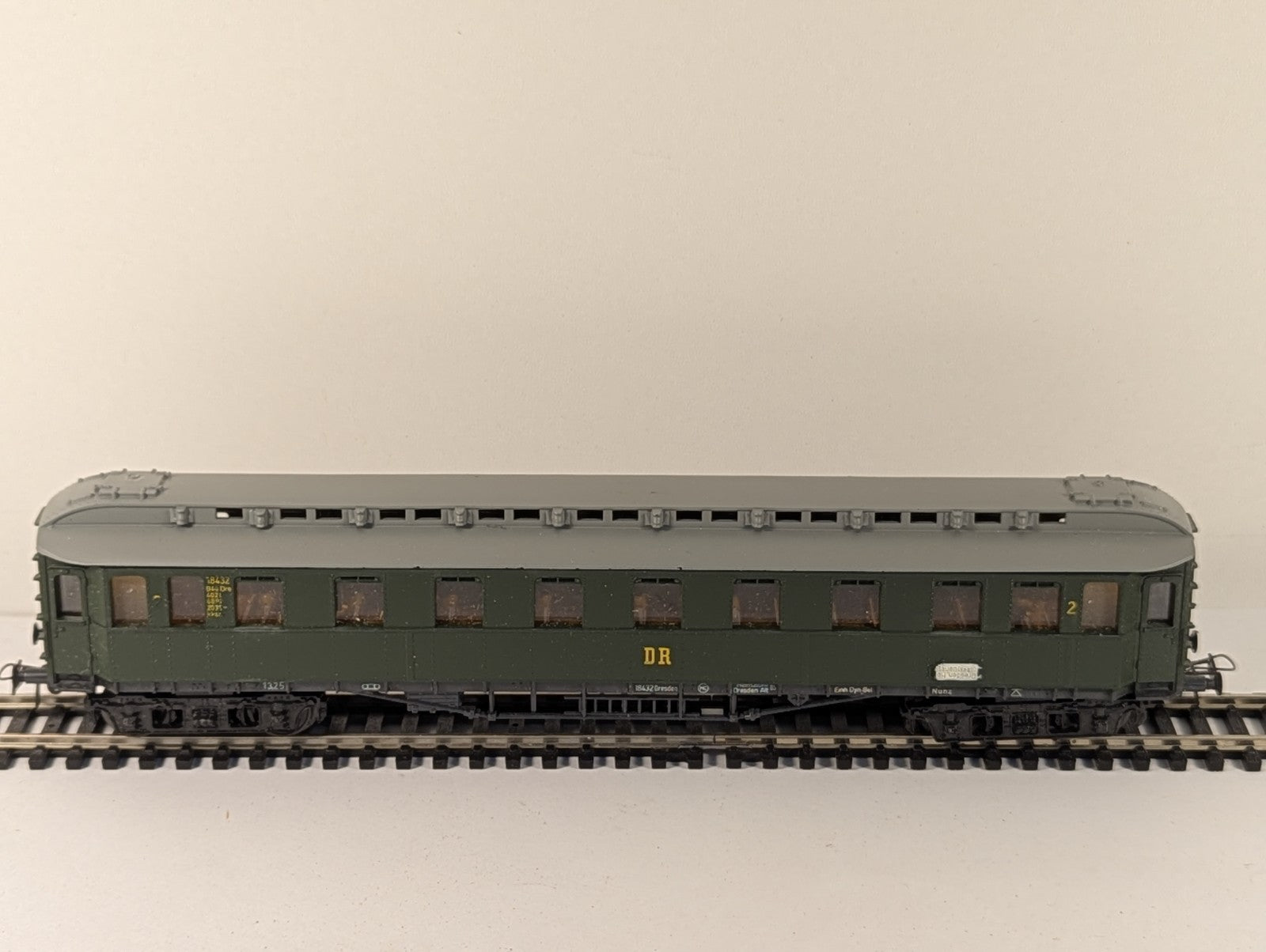 VEB Modellbahnwagen Dresden 426/935 HO Gauge D-Zug Oberlicht Coach