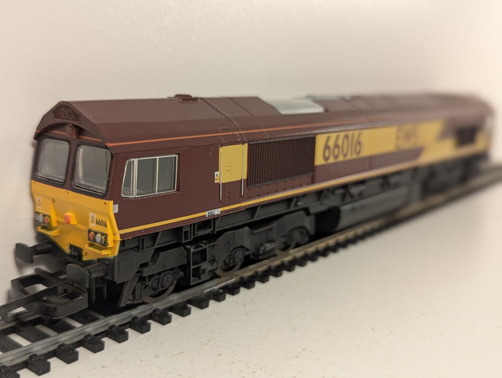 Lima OO Gauge Class 66 Diesel Locomotive 66016 EWS Maroon & Gold L204691