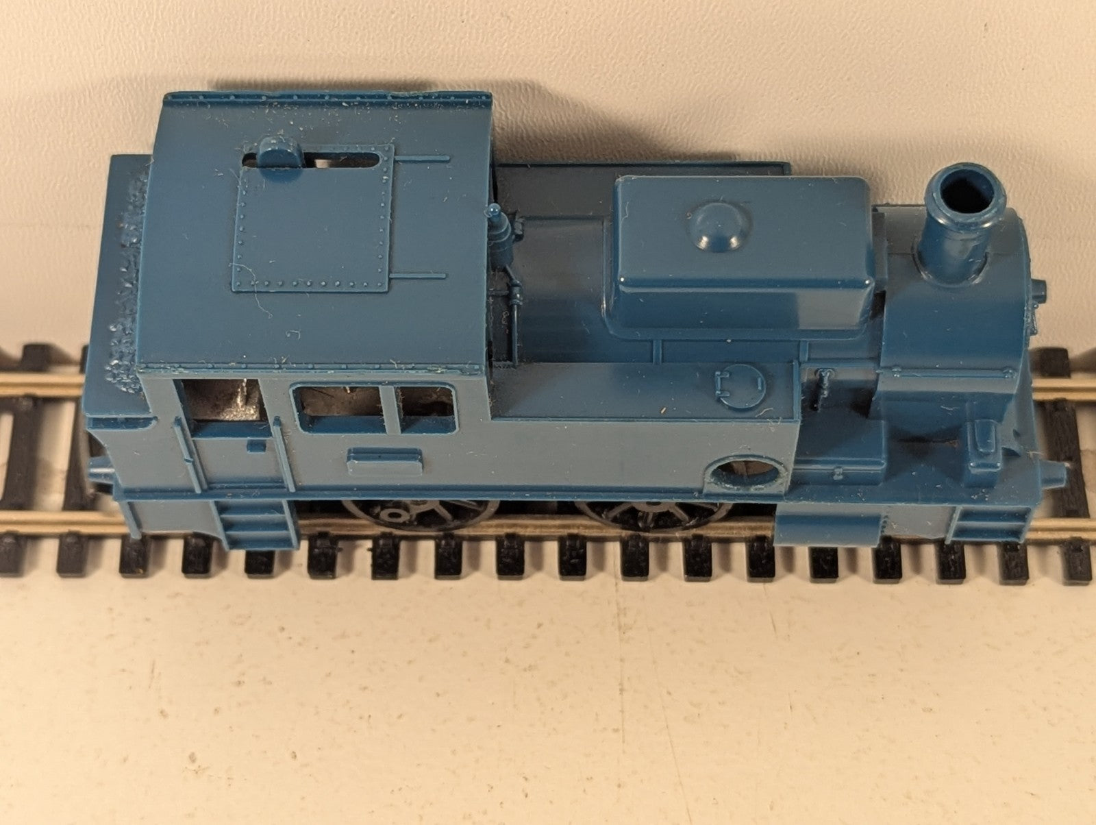 Hornby OO Gauge 0-4-0T Industrial Tank Locomotive Plain Blue  Windup