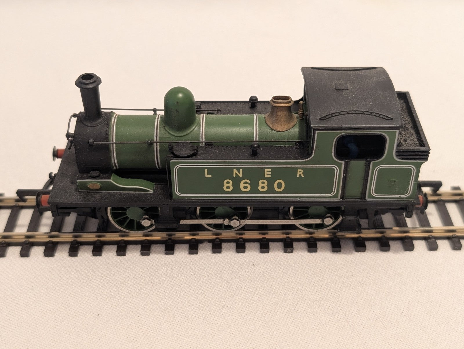 Bachmann Branchline OO Gauge LNER J72 Tank Locomotive No.8680 – Lined Green