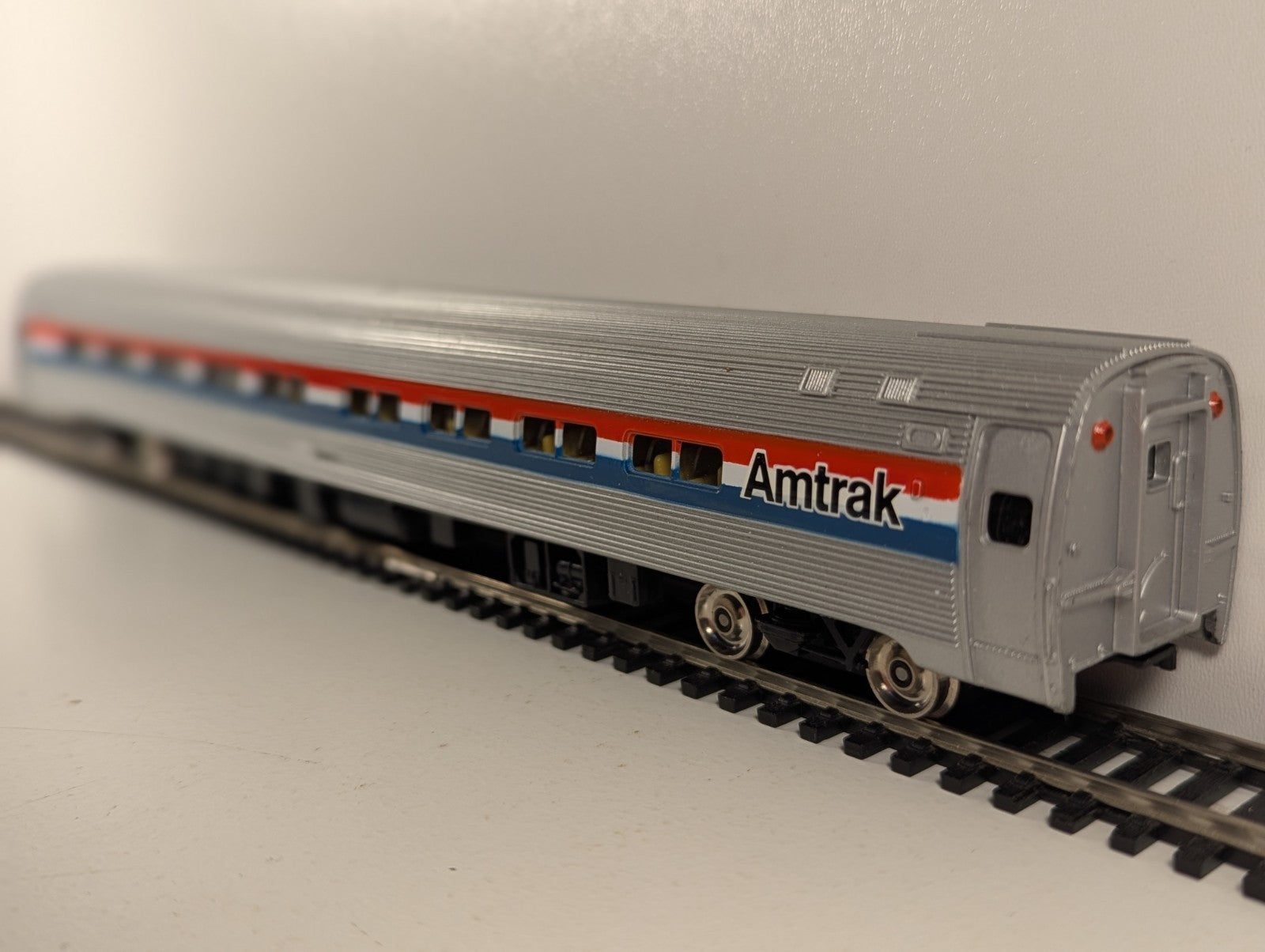 Bachmann Industries HO Scale Budd Amtrak Passenger Car 43-1017-05