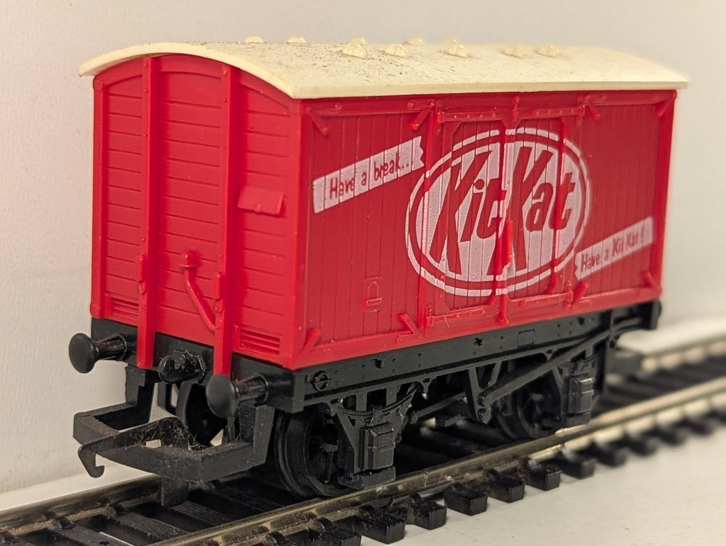 Hornby OO Gauge Kit Kat Closed Van Goods Wagon Kit Kat Red R127