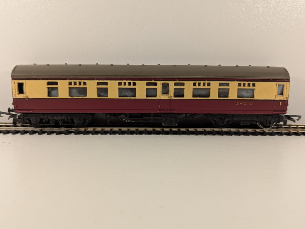 Tri-ang R29 – BR Main Line Composite Coach (Crimson & Cream, 24010) – OO Gauge