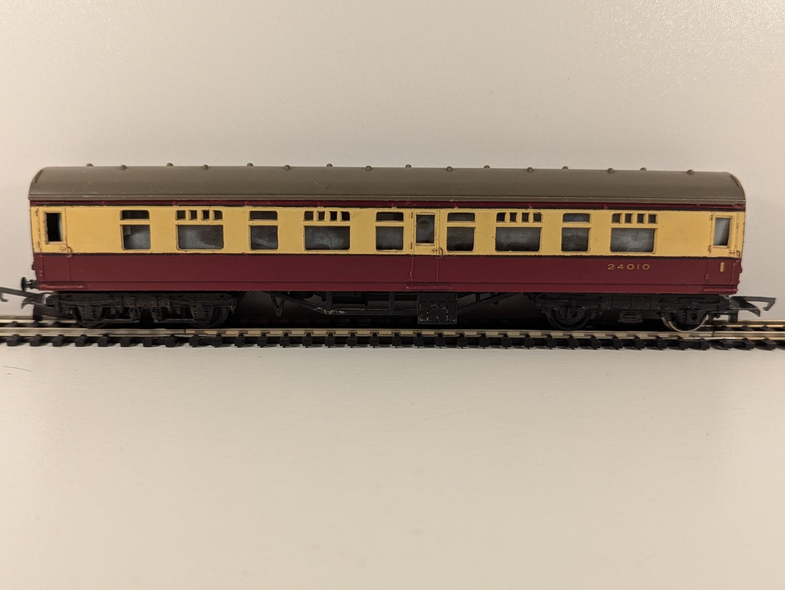 Tri-ang R29 – BR Main Line Composite Coach (Crimson & Cream, 24010) – OO Gauge
