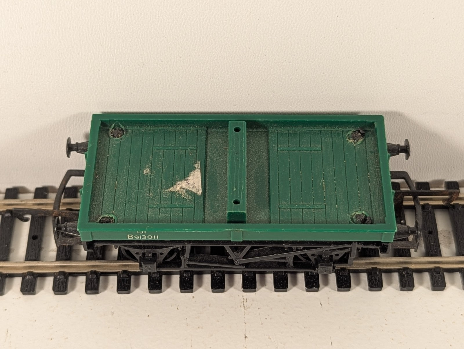 Hornby R17 OO Gauge BR Bolster Wagon B913011 – Missing Poles