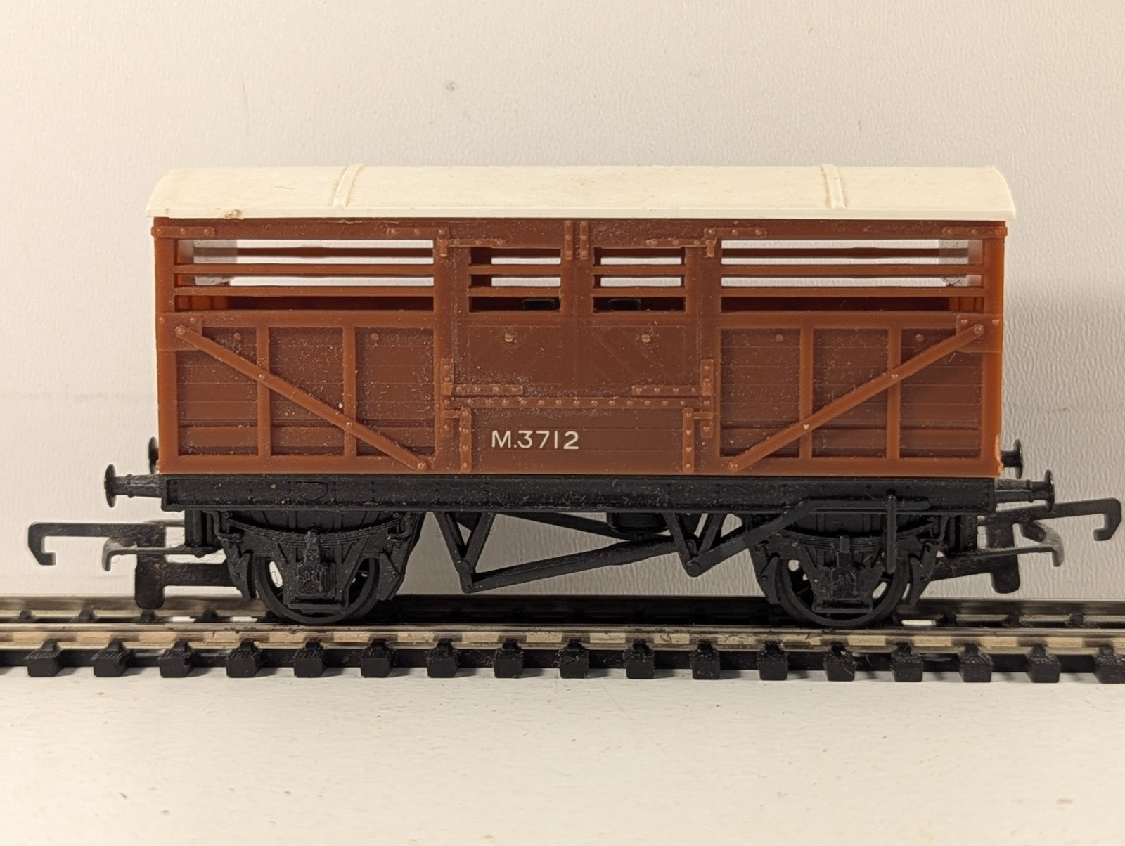 Tri-ang OO Gauge Cattle Wagon Goods Wagon M.3712 BR Brown