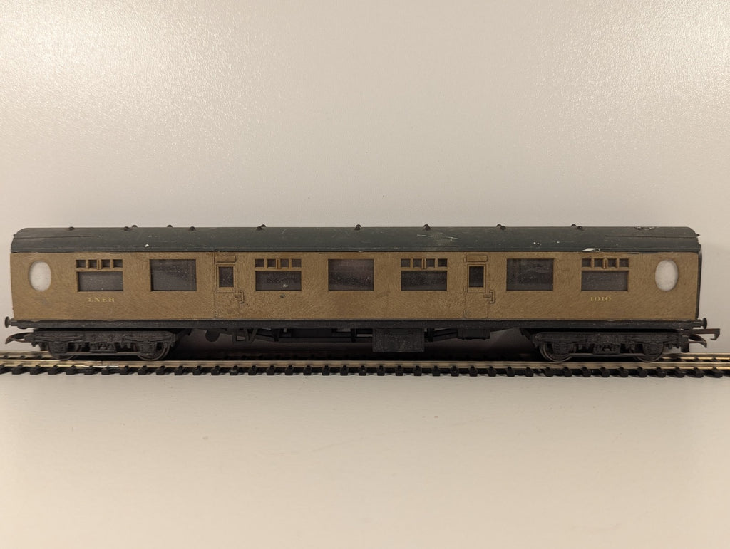Tri-ang OO Gauge LNER Teak Composite Third Coach