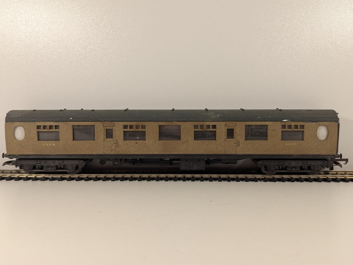 Tri-ang OO Gauge LNER Teak Composite Third Coach