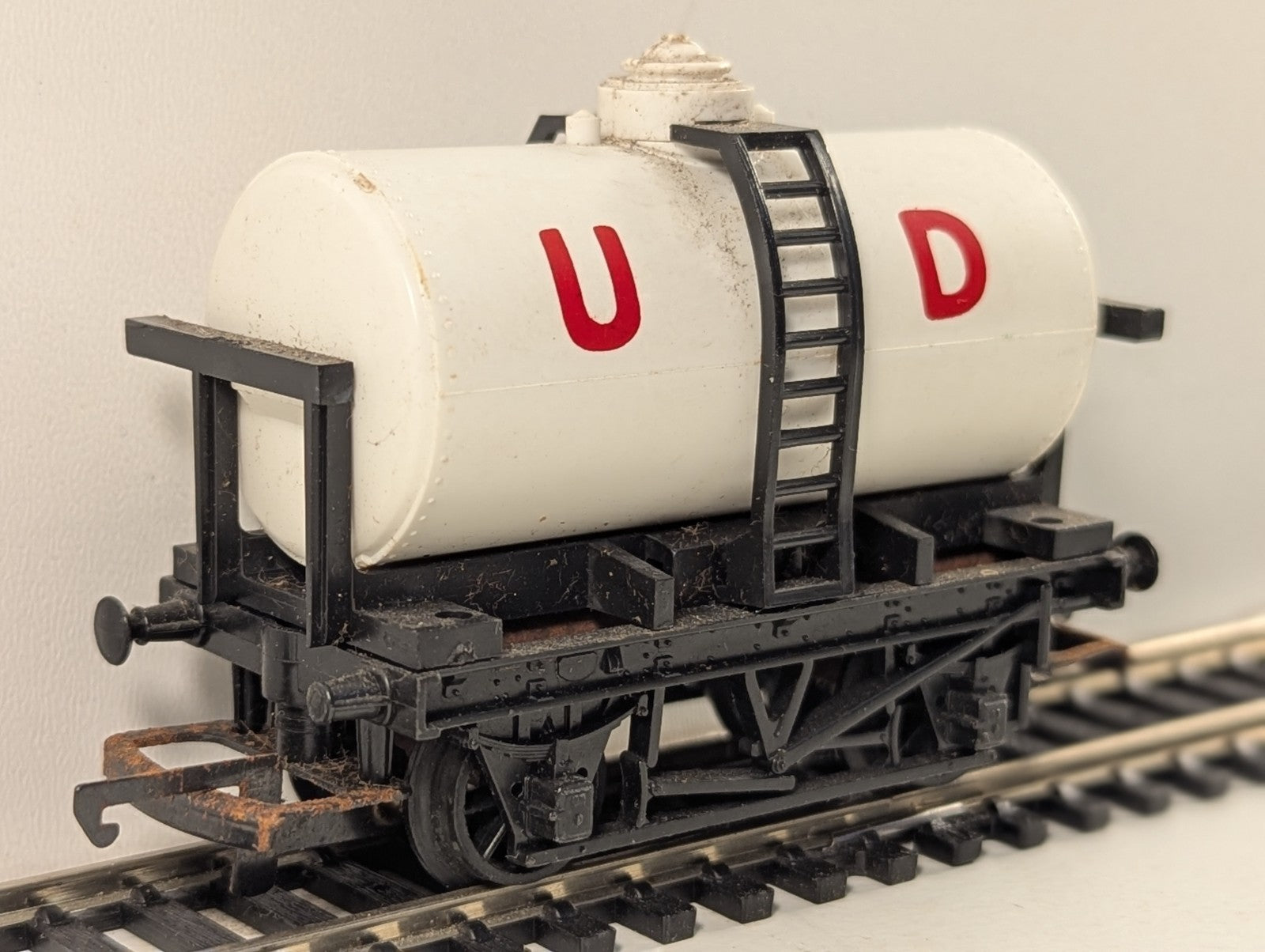 Tri-ang Hornby R15 OO Gauge White United Dairies Milk Tanker