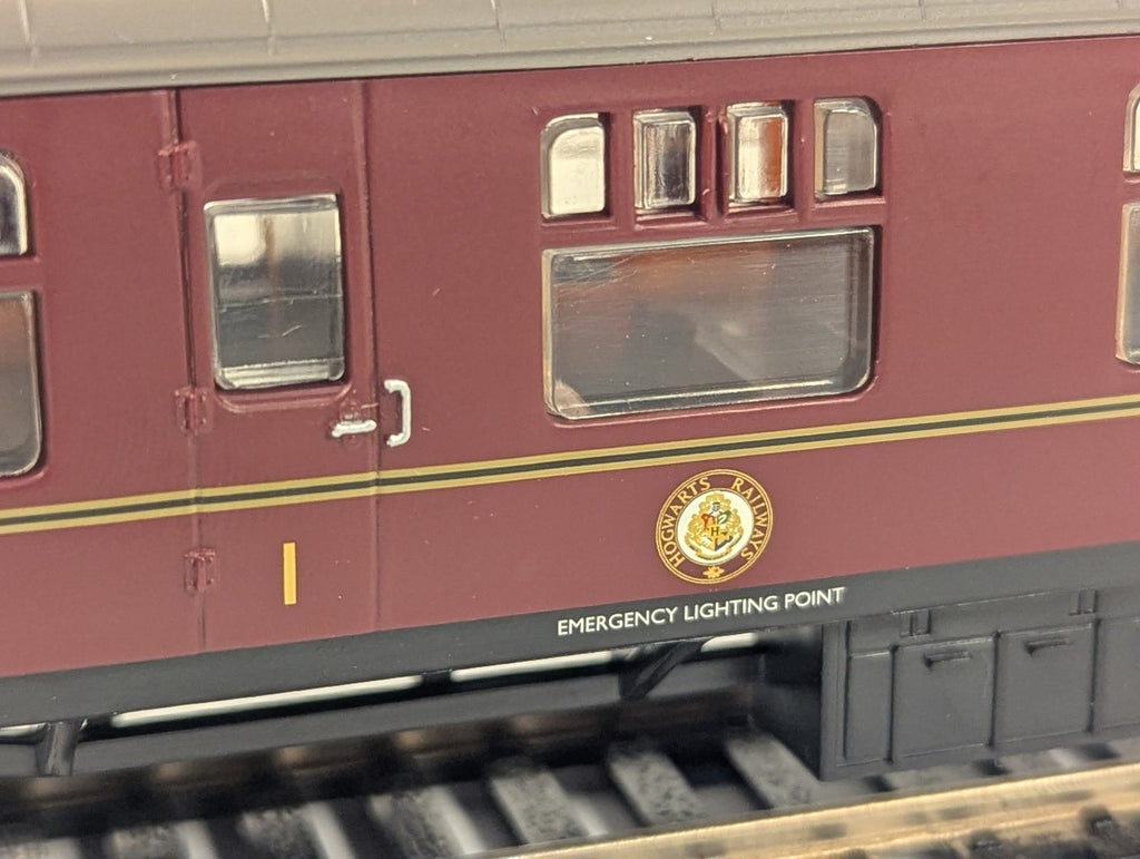 Hornby OO Gauge Hogwarts Express Mk1 Brake Coach 99716