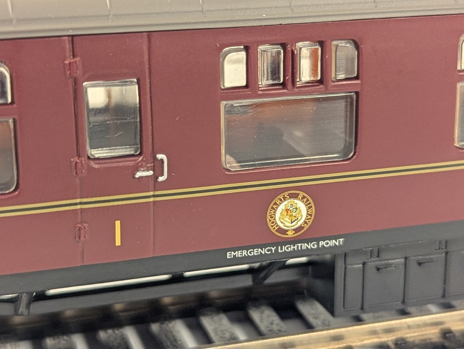 Hornby OO Gauge Hogwarts Express Mk1 Brake Coach 99716