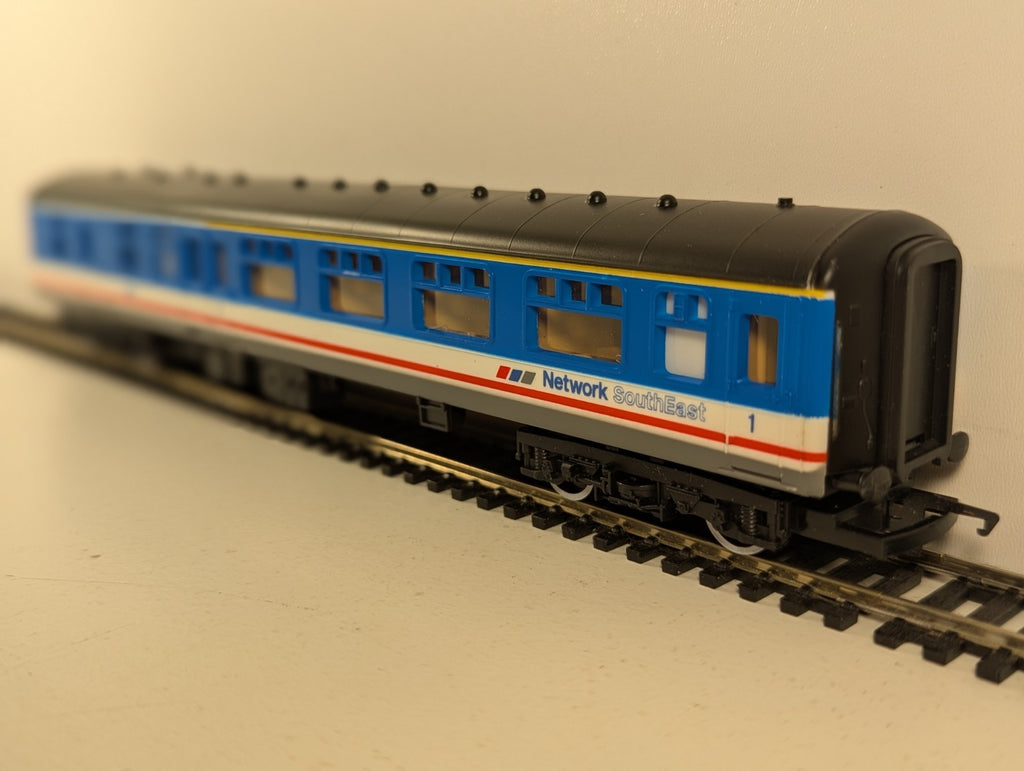 Hornby OO Gauge BR Mk.2 Brake Coach Passenger Coach 17086 Network South East